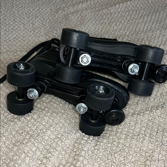 Black Roller Skates w/ Bag - Picture 5 of 9